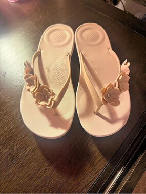 Fit Flop Floral Flip Flop Sandals in Dusty Pink